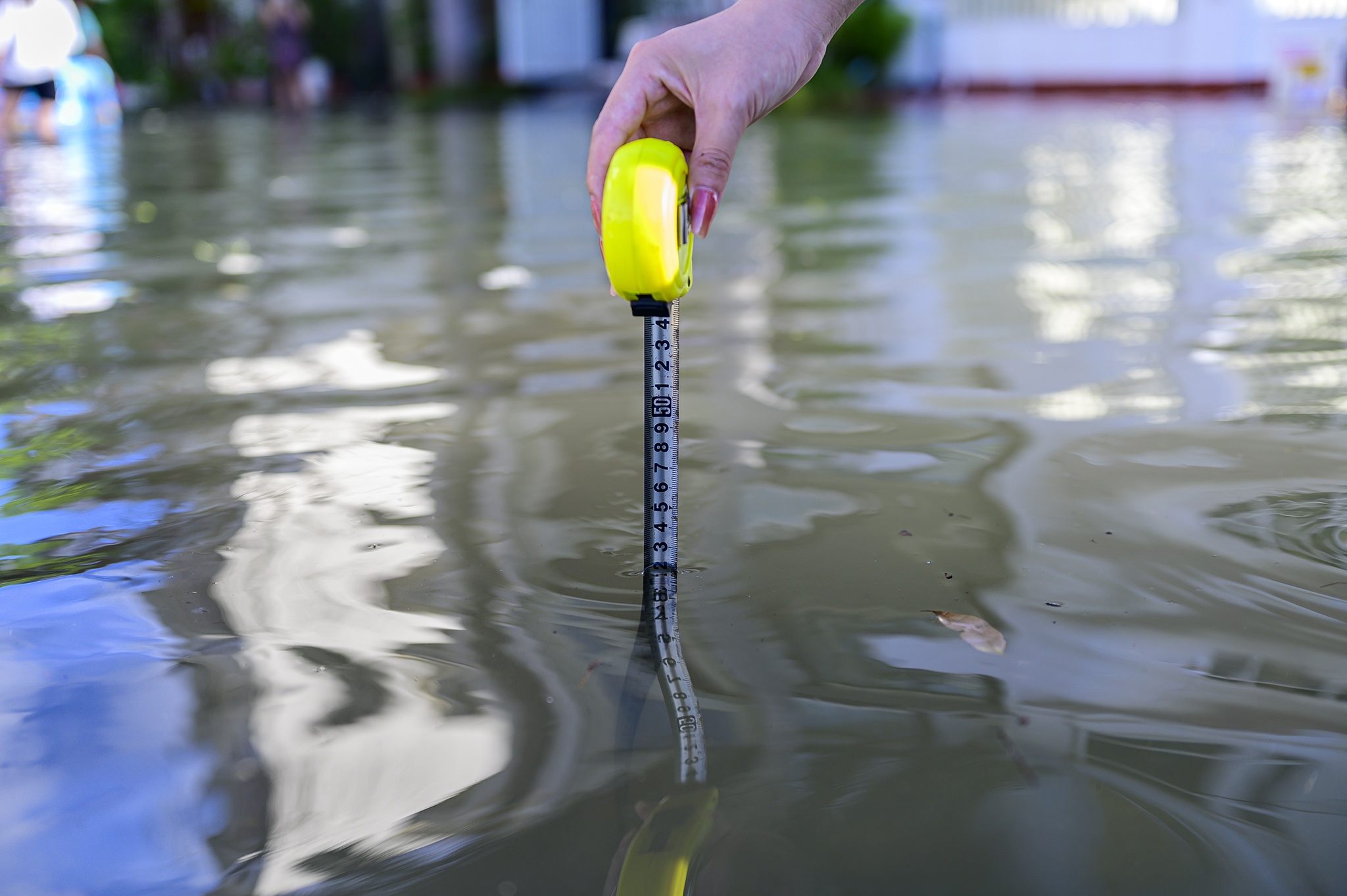 Trieu cuong dang cao,  tre em mang phao ra giua pho tap boi anh 2
