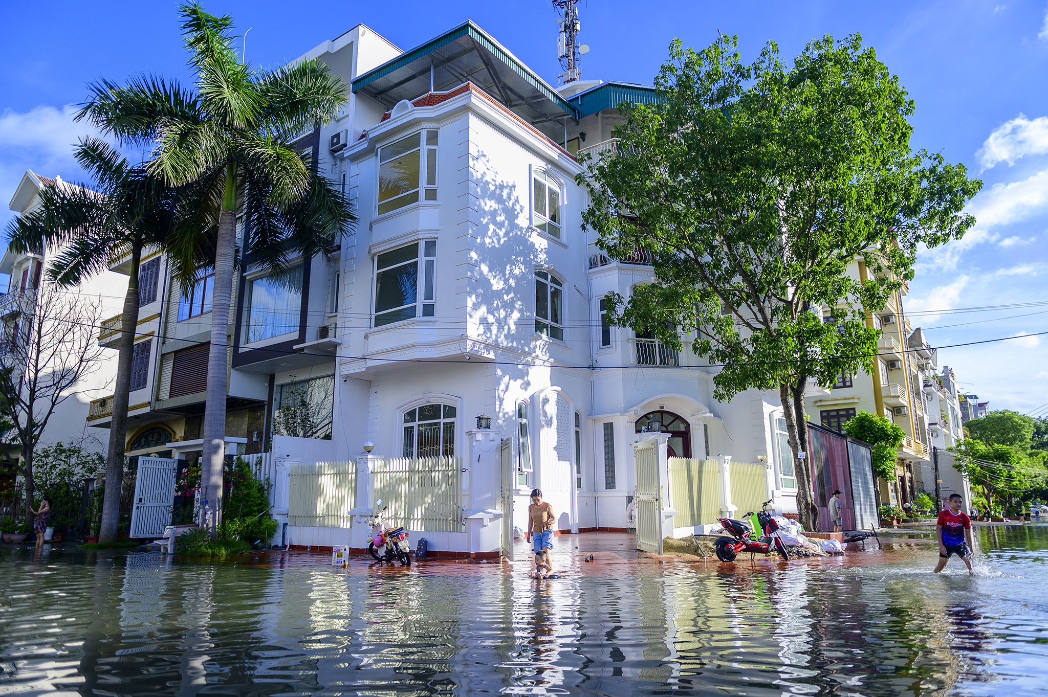 Trieu cuong dang cao,  tre em mang phao ra giua pho tap boi anh 3