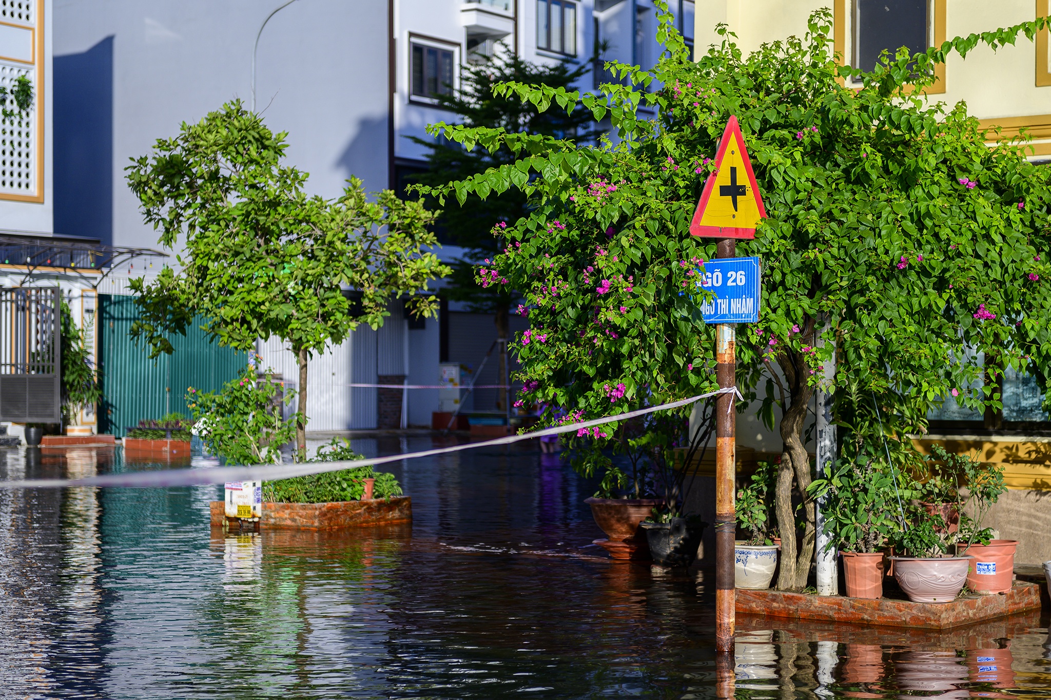 Trieu cuong dang cao,  tre em mang phao ra giua pho tap boi anh 11