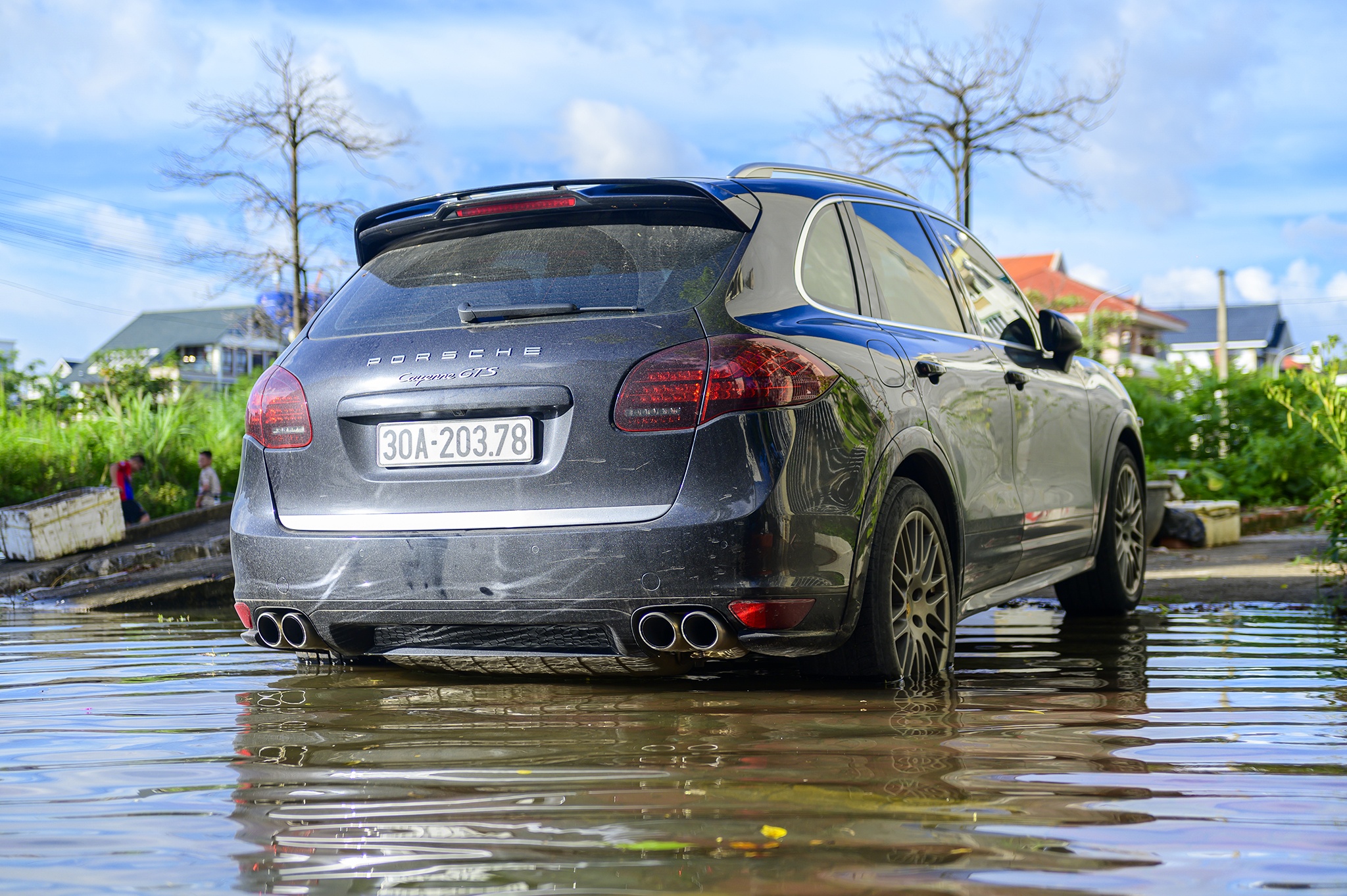 Trieu cuong dang cao,  tre em mang phao ra giua pho tap boi anh 6