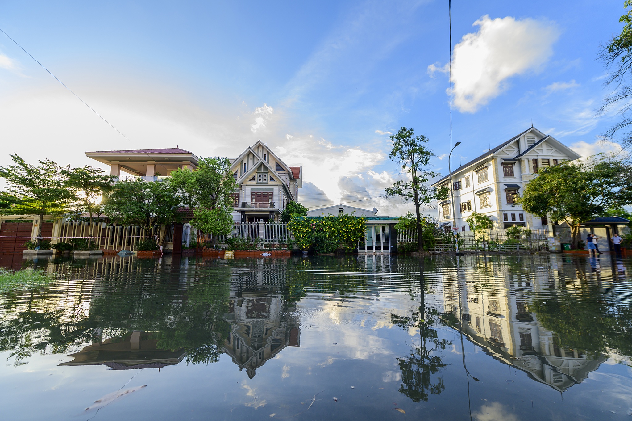 Trieu cuong dang cao,  tre em mang phao ra giua pho tap boi anh 1