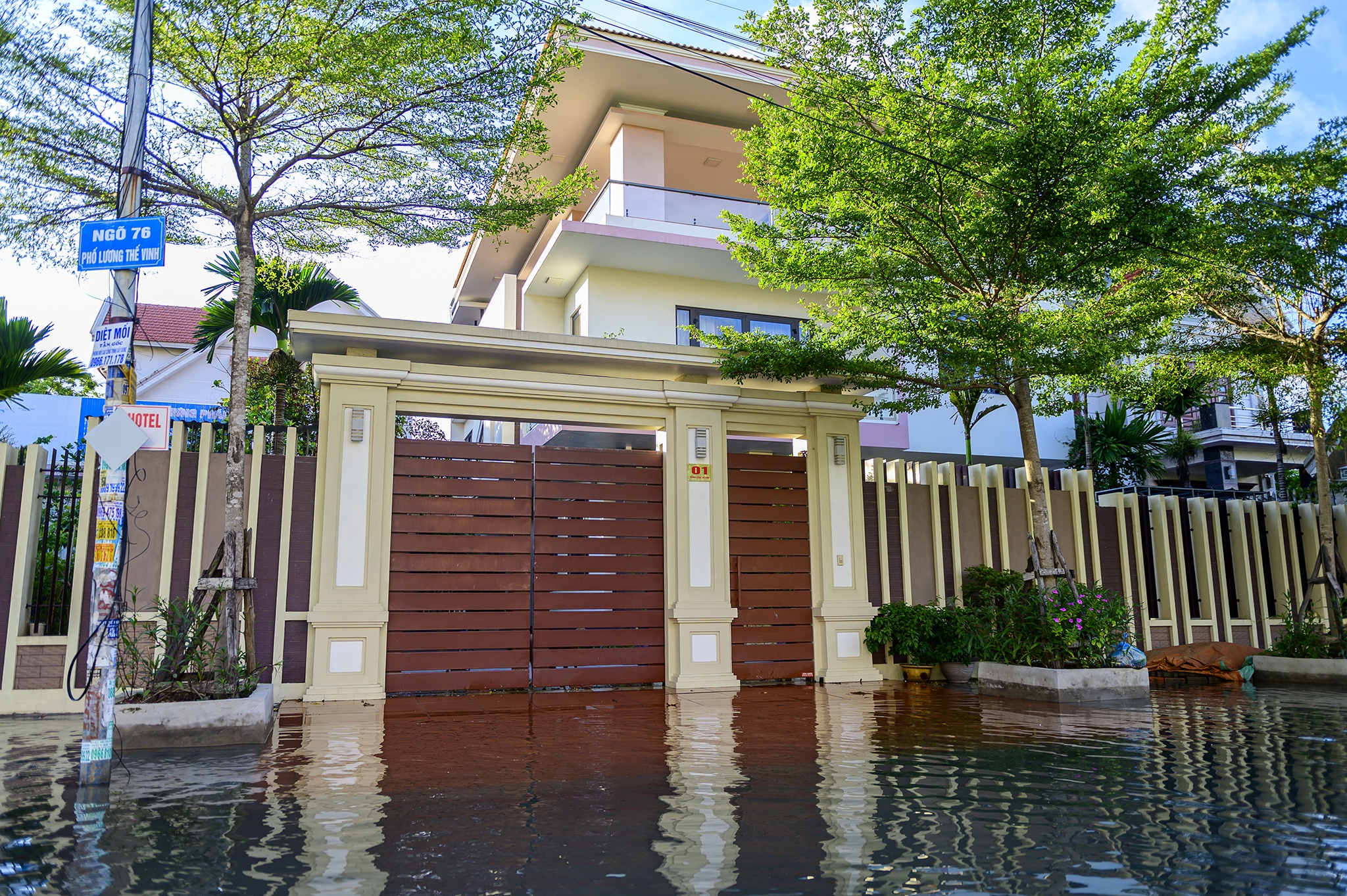 Trieu cuong dang cao,  tre em mang phao ra giua pho tap boi anh 9