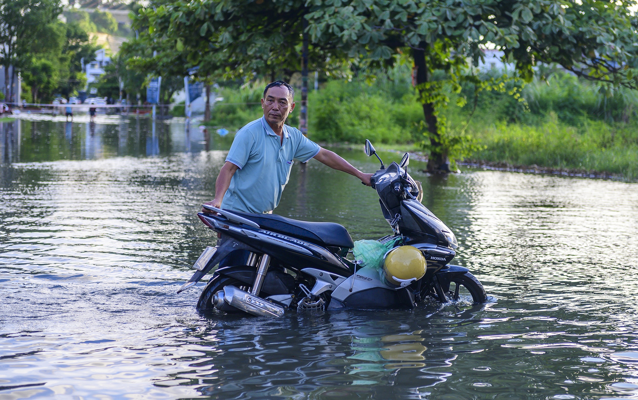Trieu cuong dang cao,  tre em mang phao ra giua pho tap boi anh 7