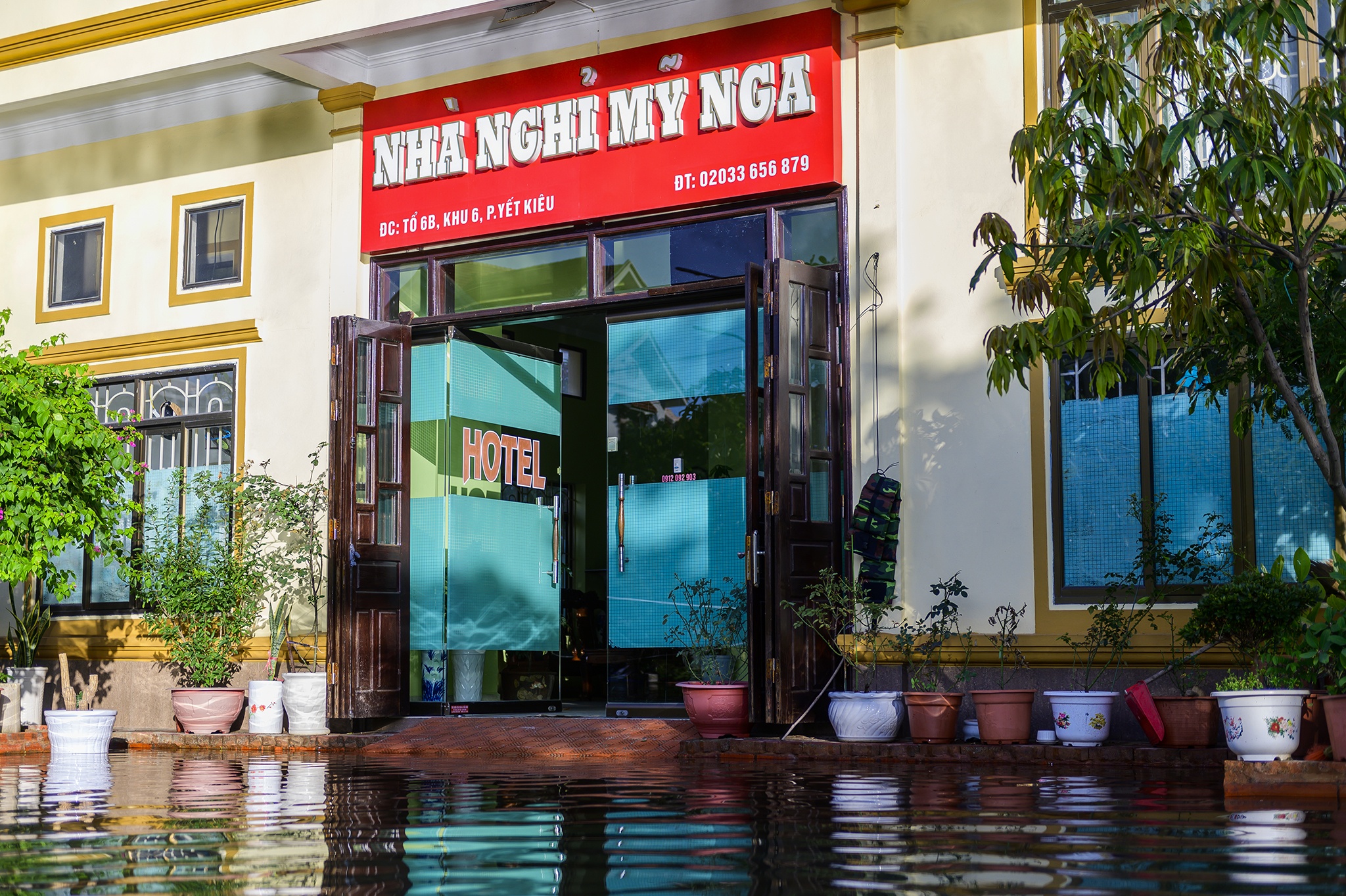 Trieu cuong dang cao,  tre em mang phao ra giua pho tap boi anh 10