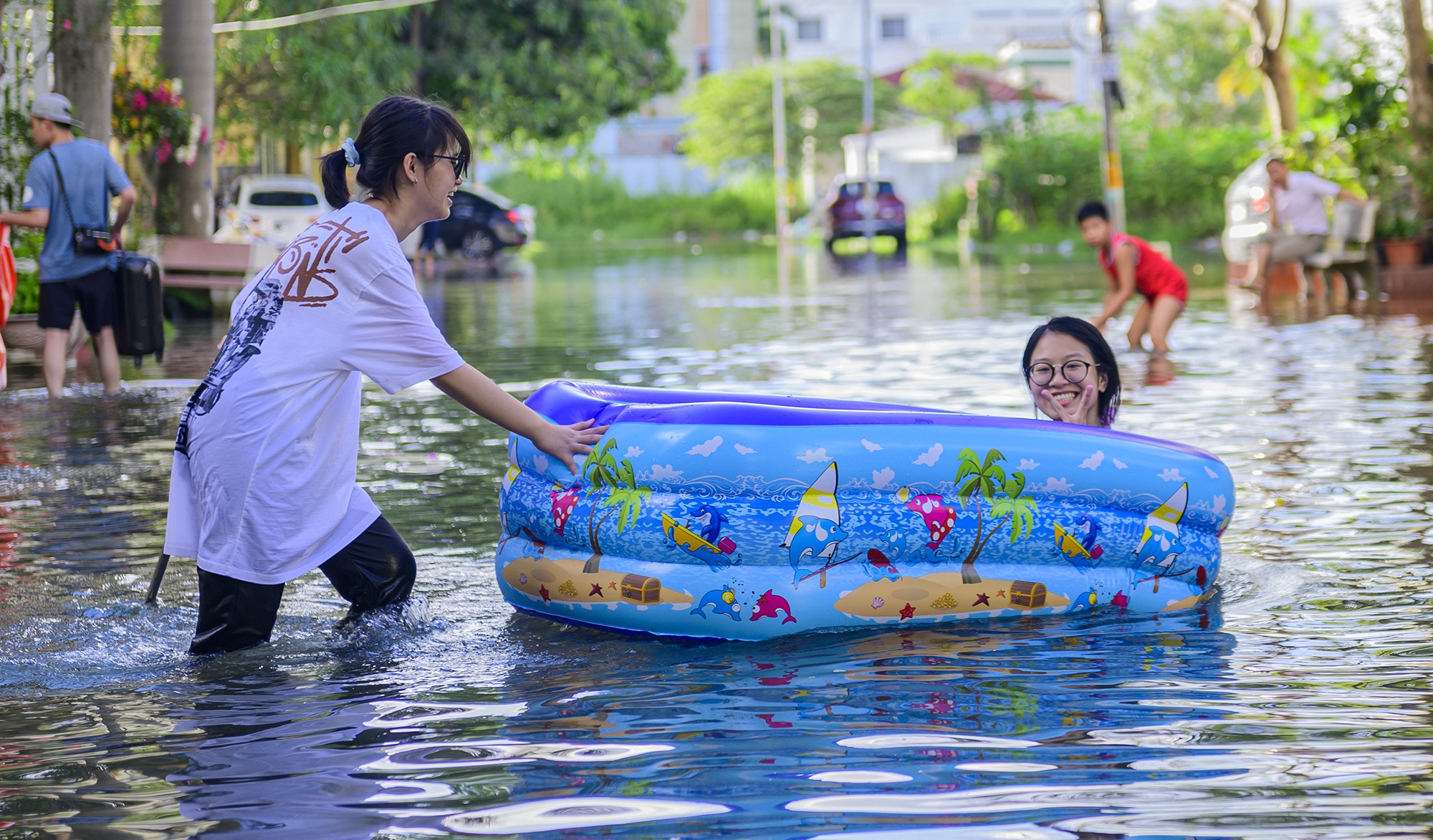Tre em mang phao ra giua pho de... tam bien hinh anh