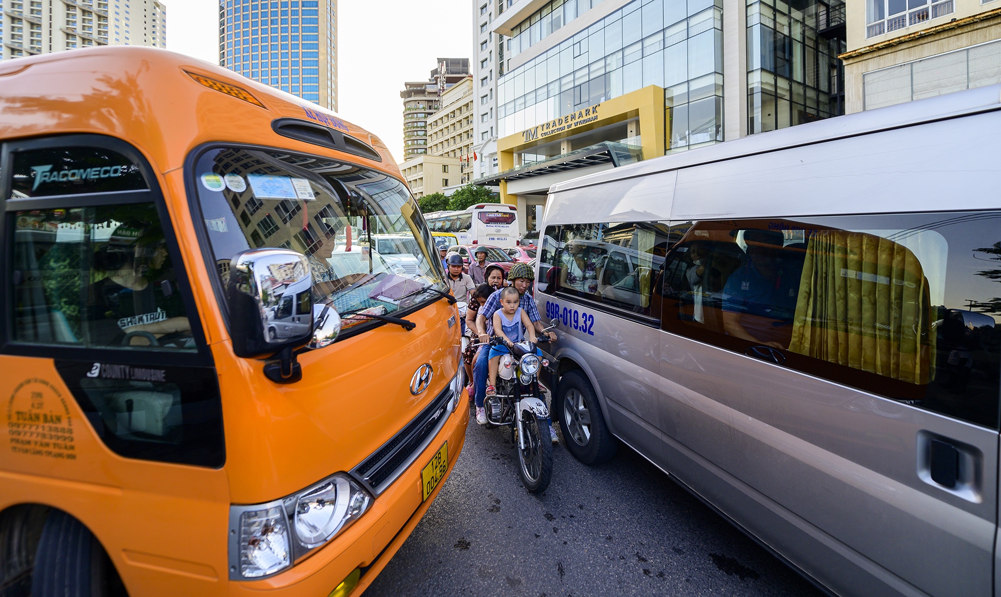 Giao thong hon loan o trung tam khu du lich Ha Long hinh anh