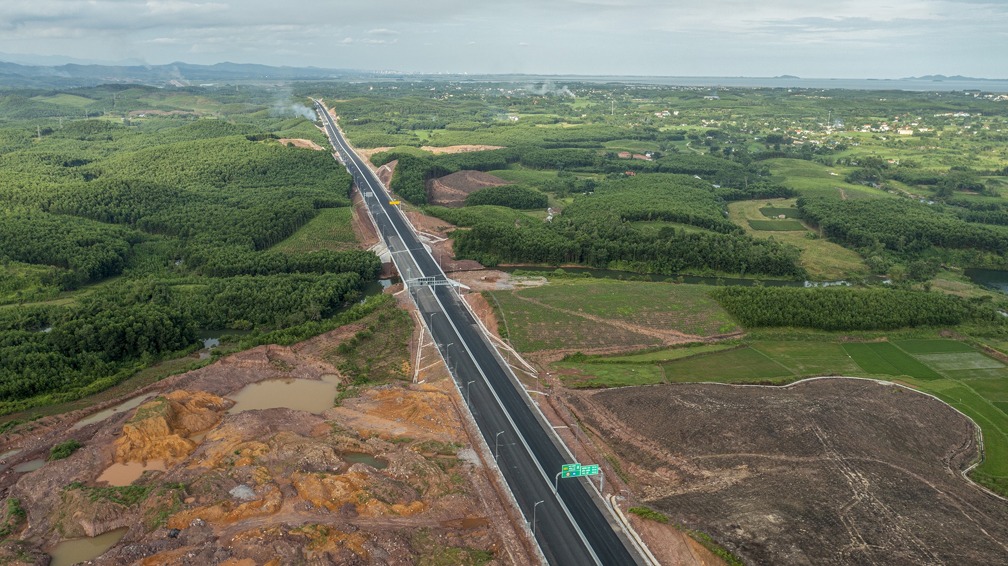 Cao toc dai gan 200 km khong co lay mot tram xang hinh anh