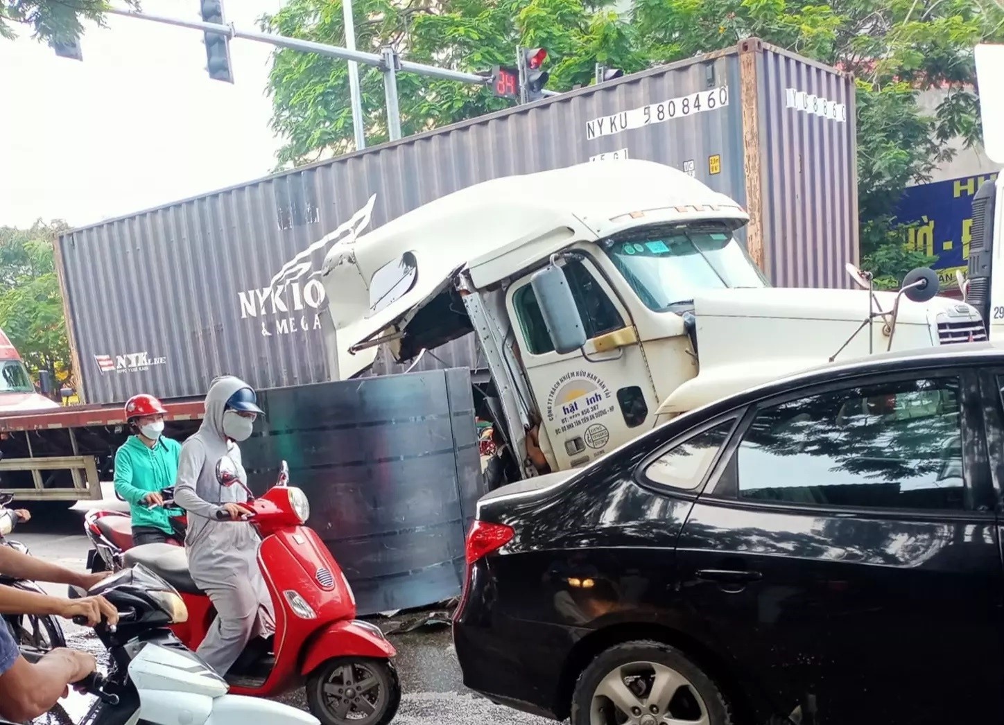 Cuon thep nang nhieu tan de bep dau xe container hinh anh