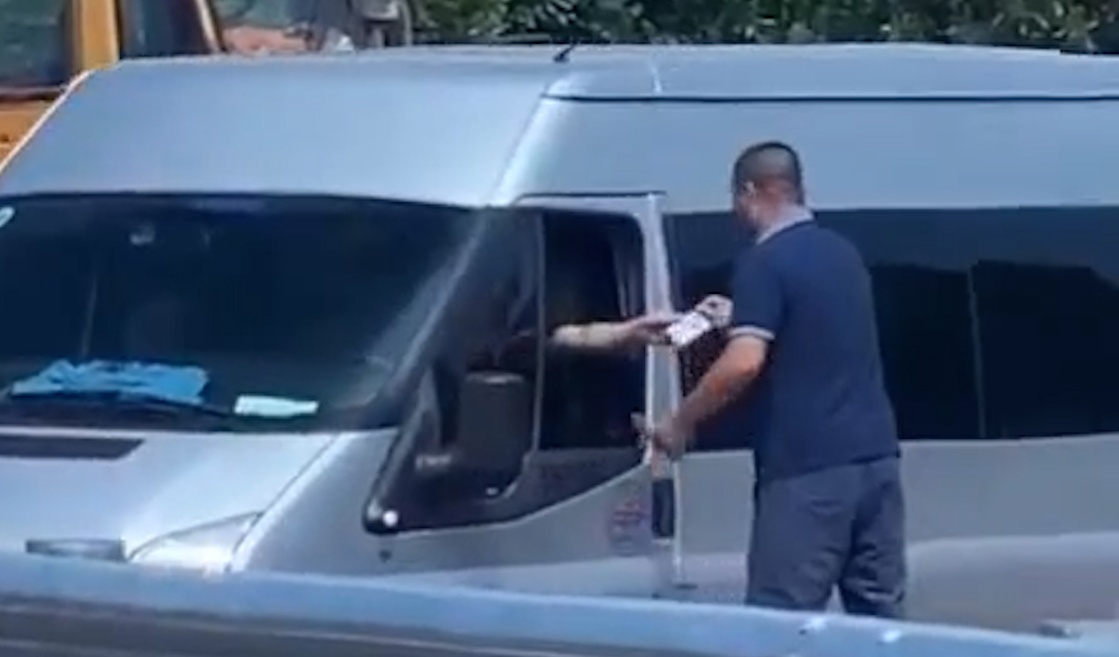 Oto xep hang dai, tra tien cho nguoi la mat de duoc len cao toc hinh anh