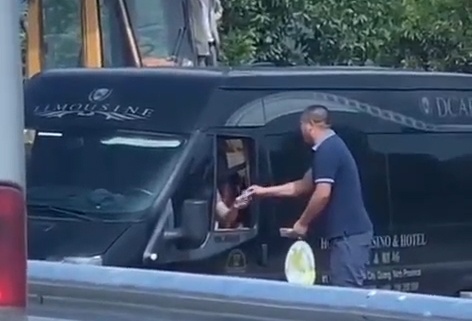 Chan loi len cao toc Van Don - Mong Cai, tu y thu tien xe qua lai hinh anh