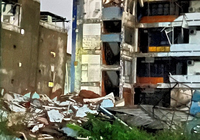 Toa nha 8 tang o Hai Phong bi bien dang, co nguy co sap hinh anh