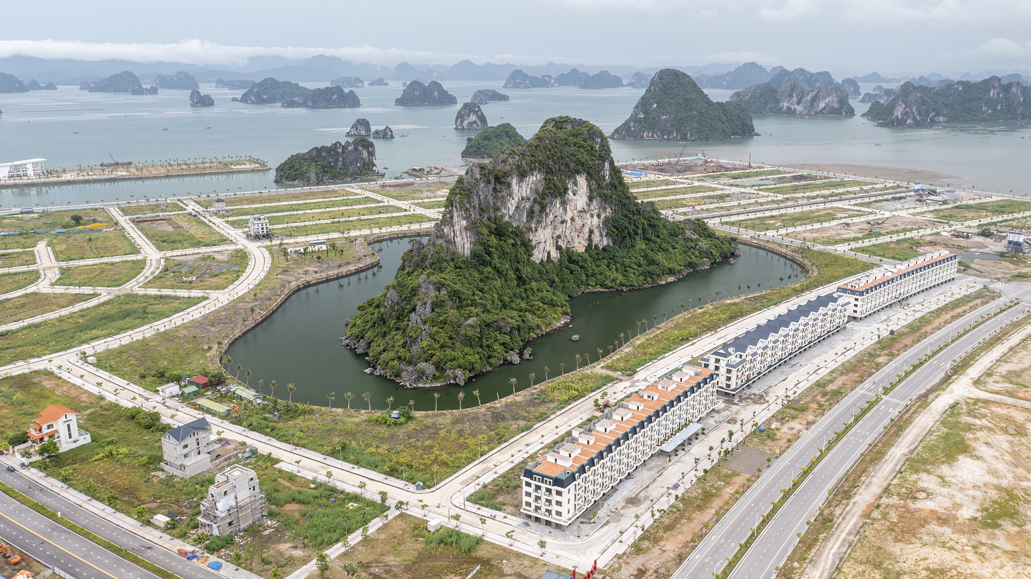 Can canh 'hon non bo' ben trong du an bat dong san o Van Don hinh anh