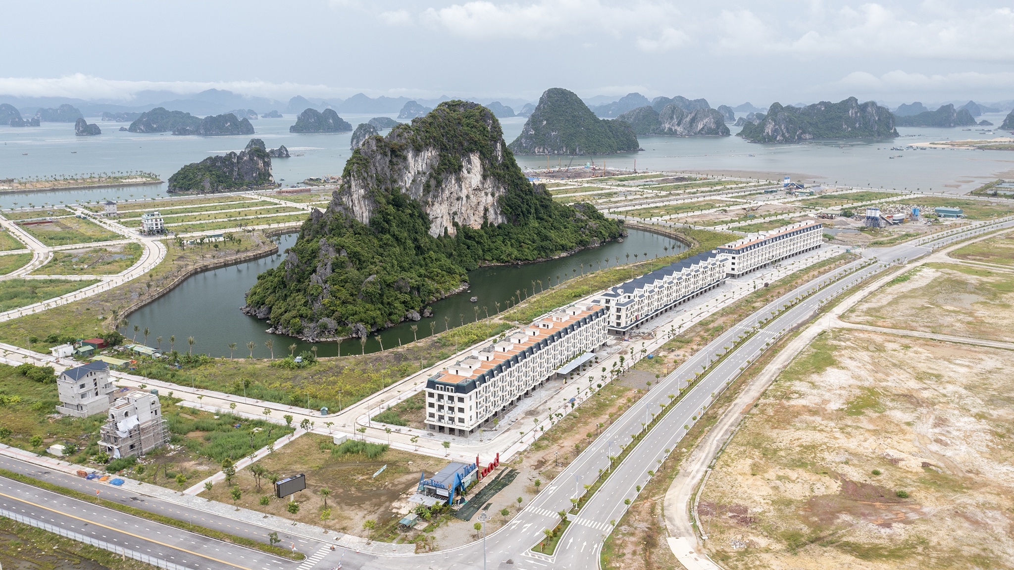 Hon non bo Quang Ninh anh 1