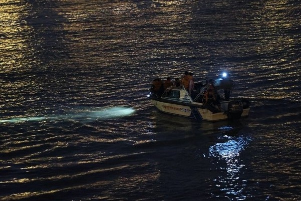 Doi nam nu nhay cau Long Bien, moi cuu duoc mot nguoi hinh anh