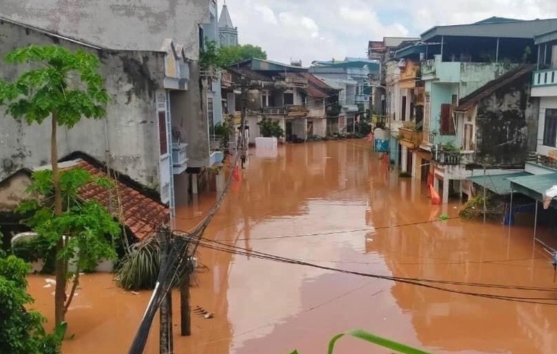 Nuoc lu tran ve, nhieu noi o Quang Ninh ngap sau, bi co lap hinh anh