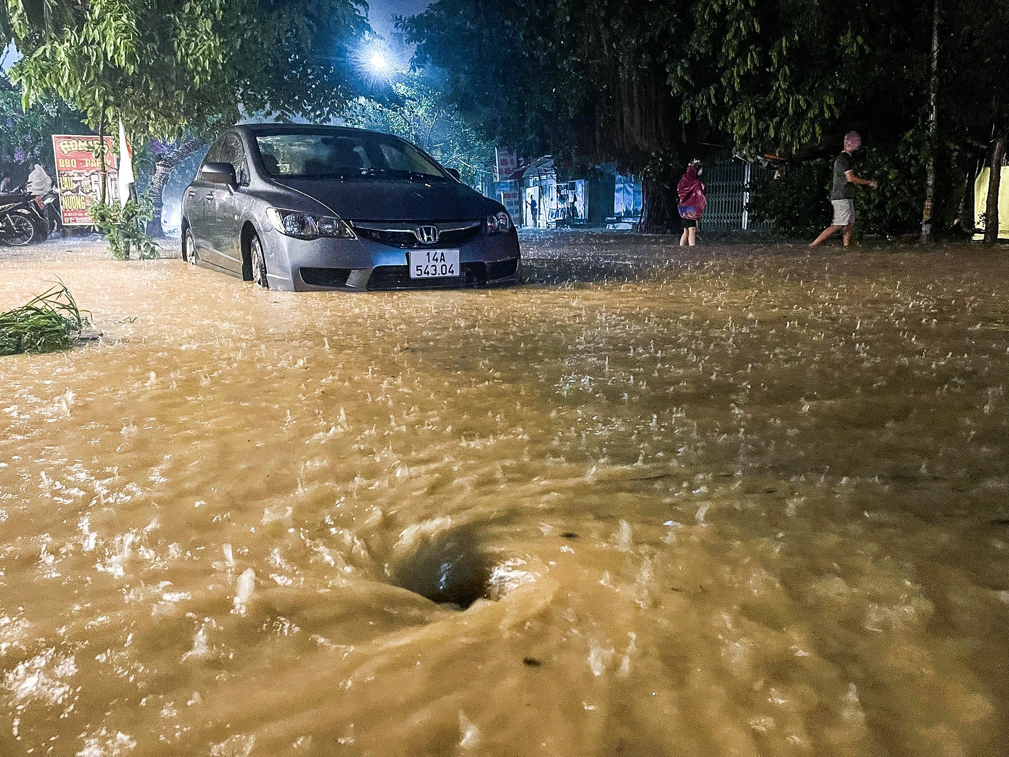 Dan Ha Long thuc dem dap bao dat, canh oto vi nuoc dang qua lon hinh anh