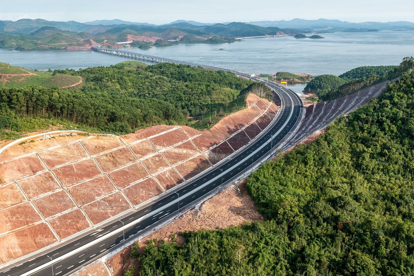 Ngam cao toc Van Don - Mong Cai truoc ngay thong xe hinh anh