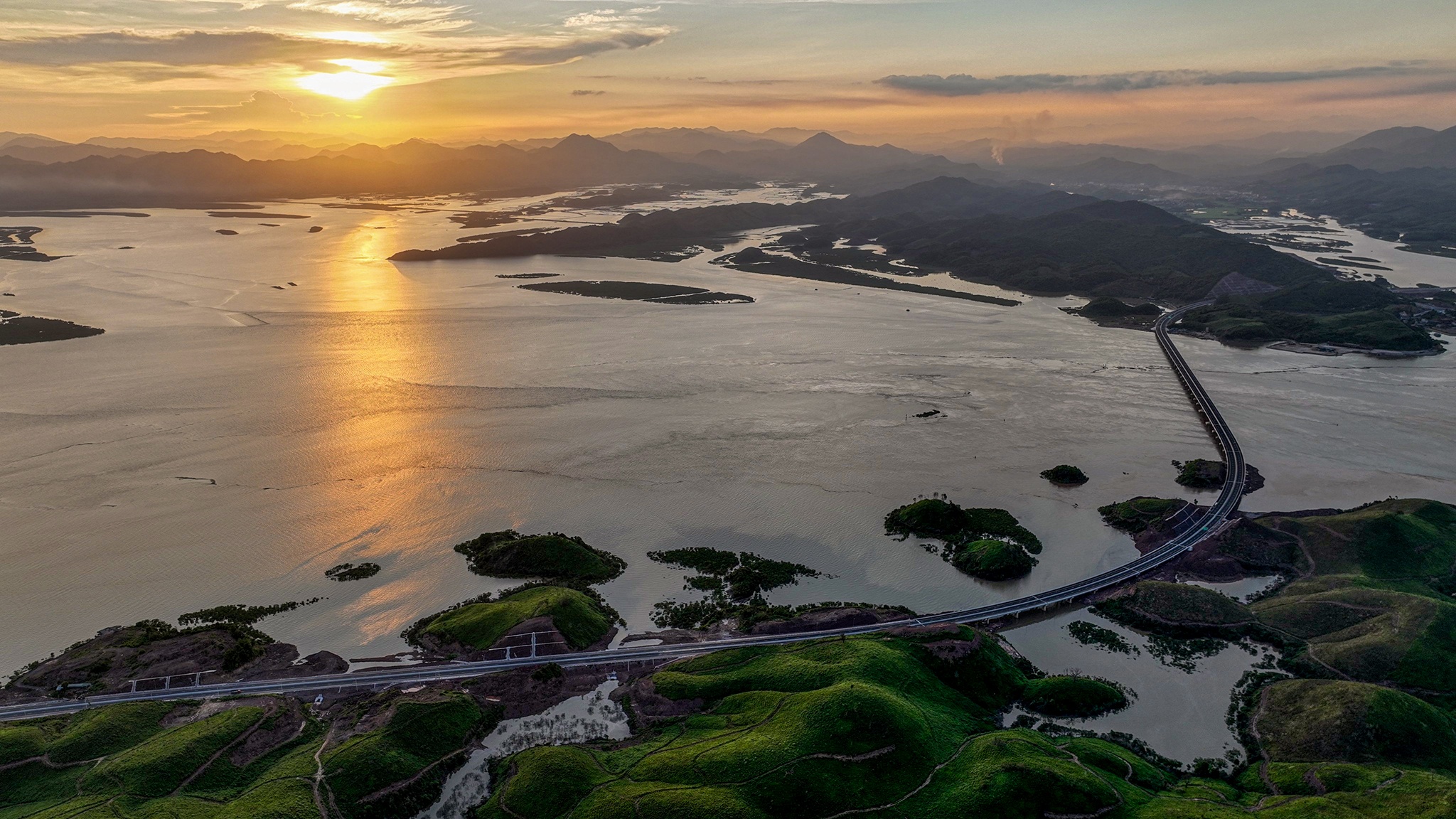 Quang Ninh,  thanh pho,  ha tang giao thong,  kinh te,  giao thong anh 1