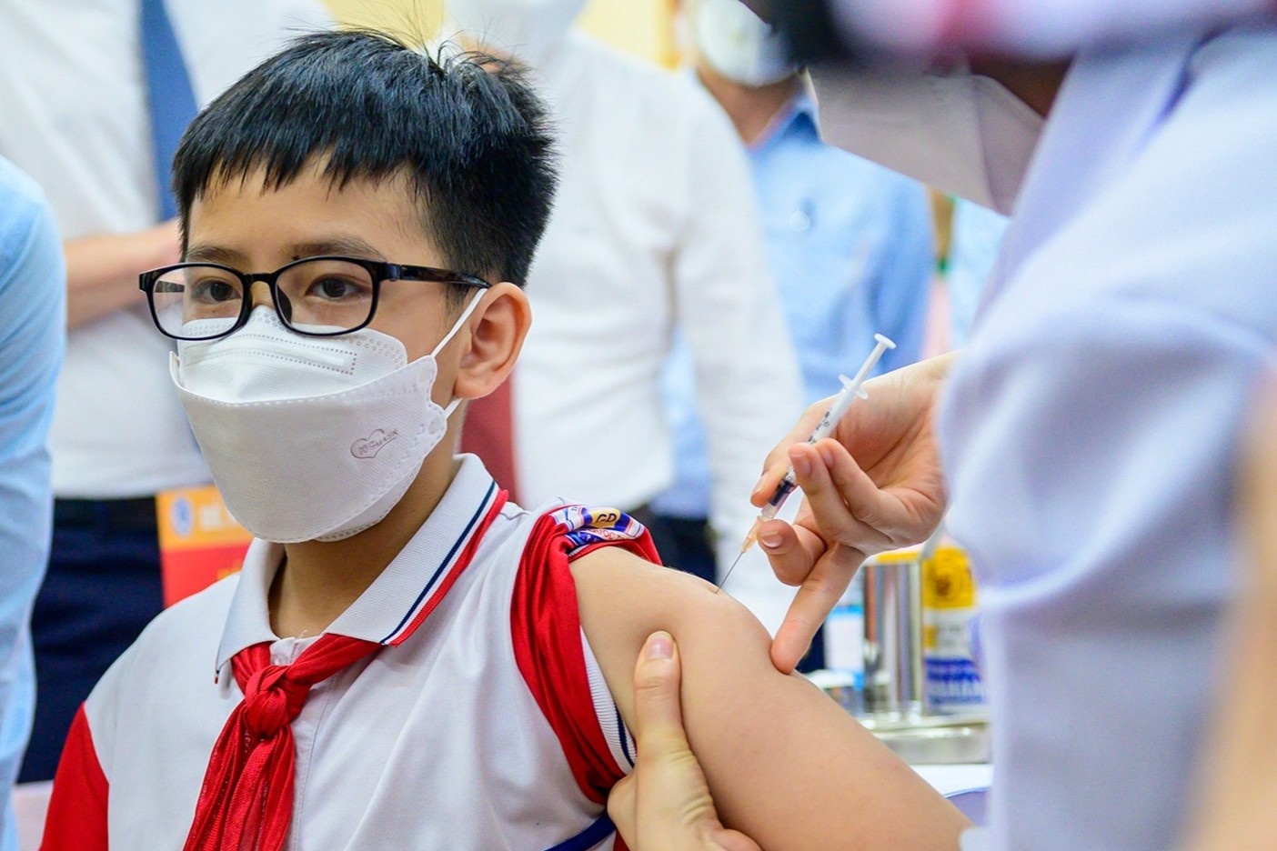 Luat su noi ve vu lap bien ban nguoi dan khong cho con tiem vaccine hinh anh