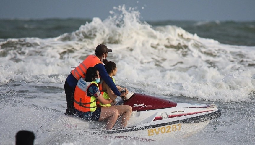 Vu nguoi phu nu thiet mang o Hon Gai: Bai tam chua cap phep moto nuoc hinh anh