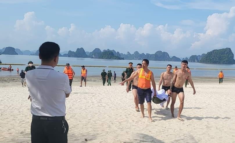 Mot phu nu thiet mang sau khi di moto nuoc o bai tam Hon Gai hinh anh