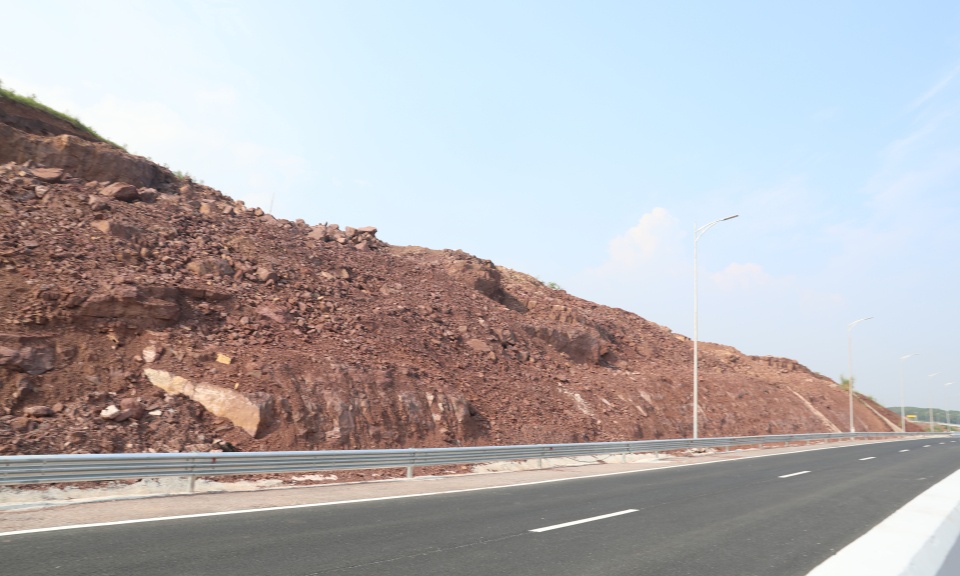 Khac phuc su co truot taluy tren cao toc Tien Yen - Mong Cai hinh anh