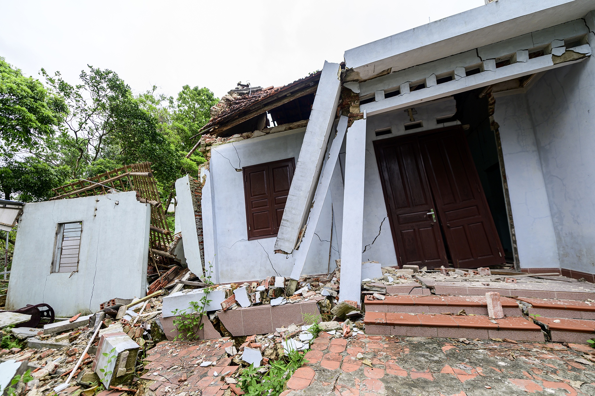 Tim nguyen nhan gay sap nha dan gan mo dat set hinh anh