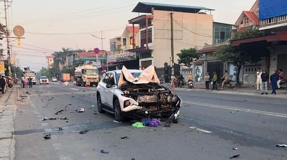 Dau dau oto, hai nguoi di xe may tu vong hinh anh