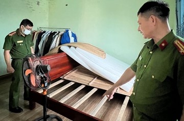 Dung bua sat hai chu nha do mau thuan tinh cam hinh anh