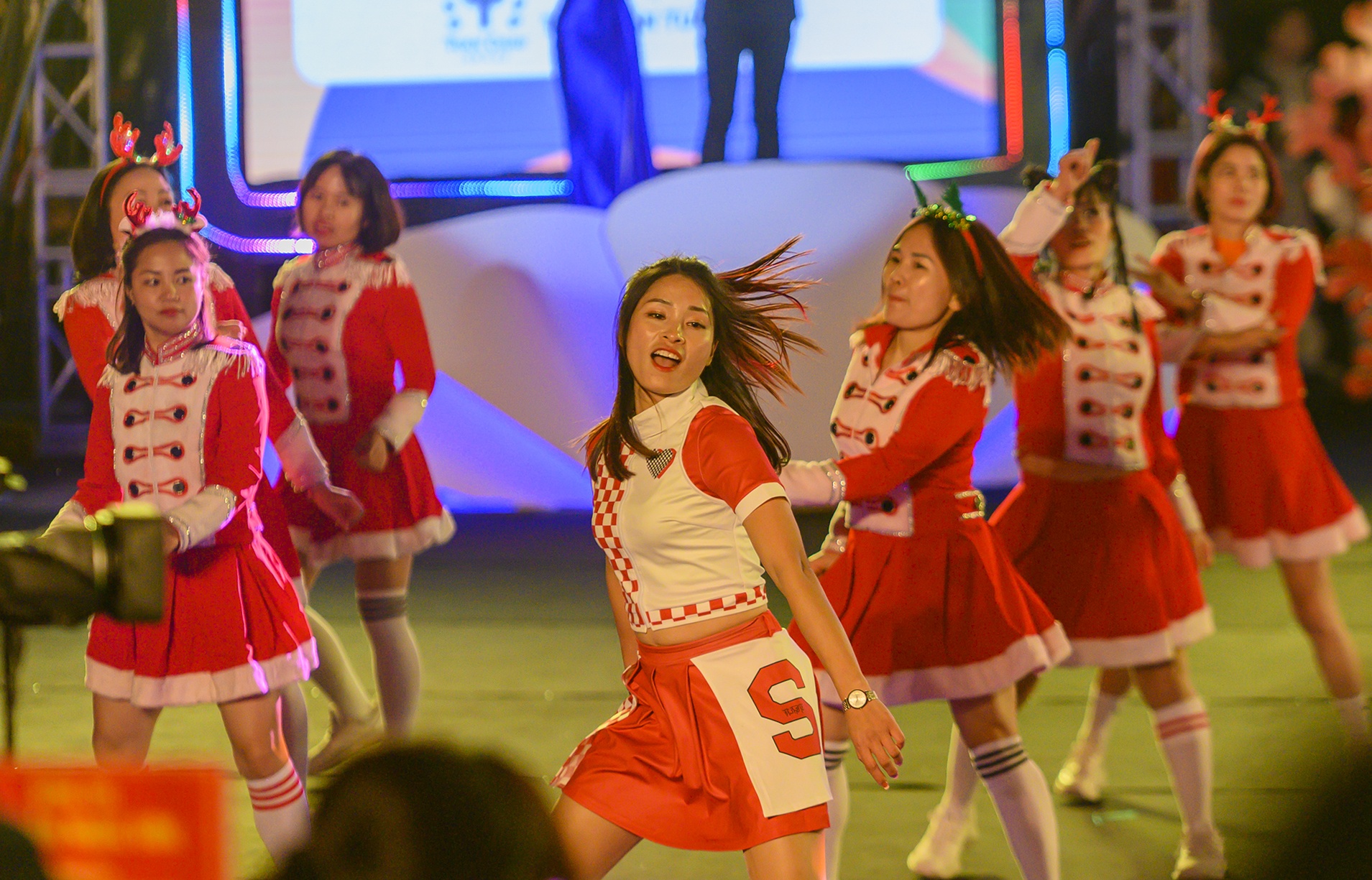 Soi dong Carnaval mua dong Ha Long hinh anh
