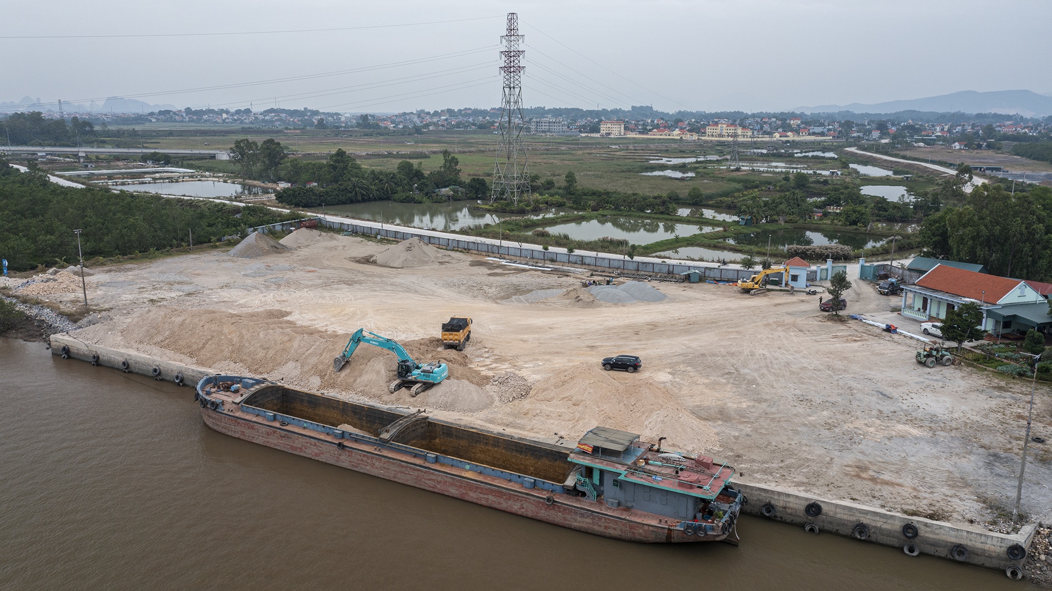 Triet pha duong day khai thac dat trai phep o Quang Ninh hinh anh