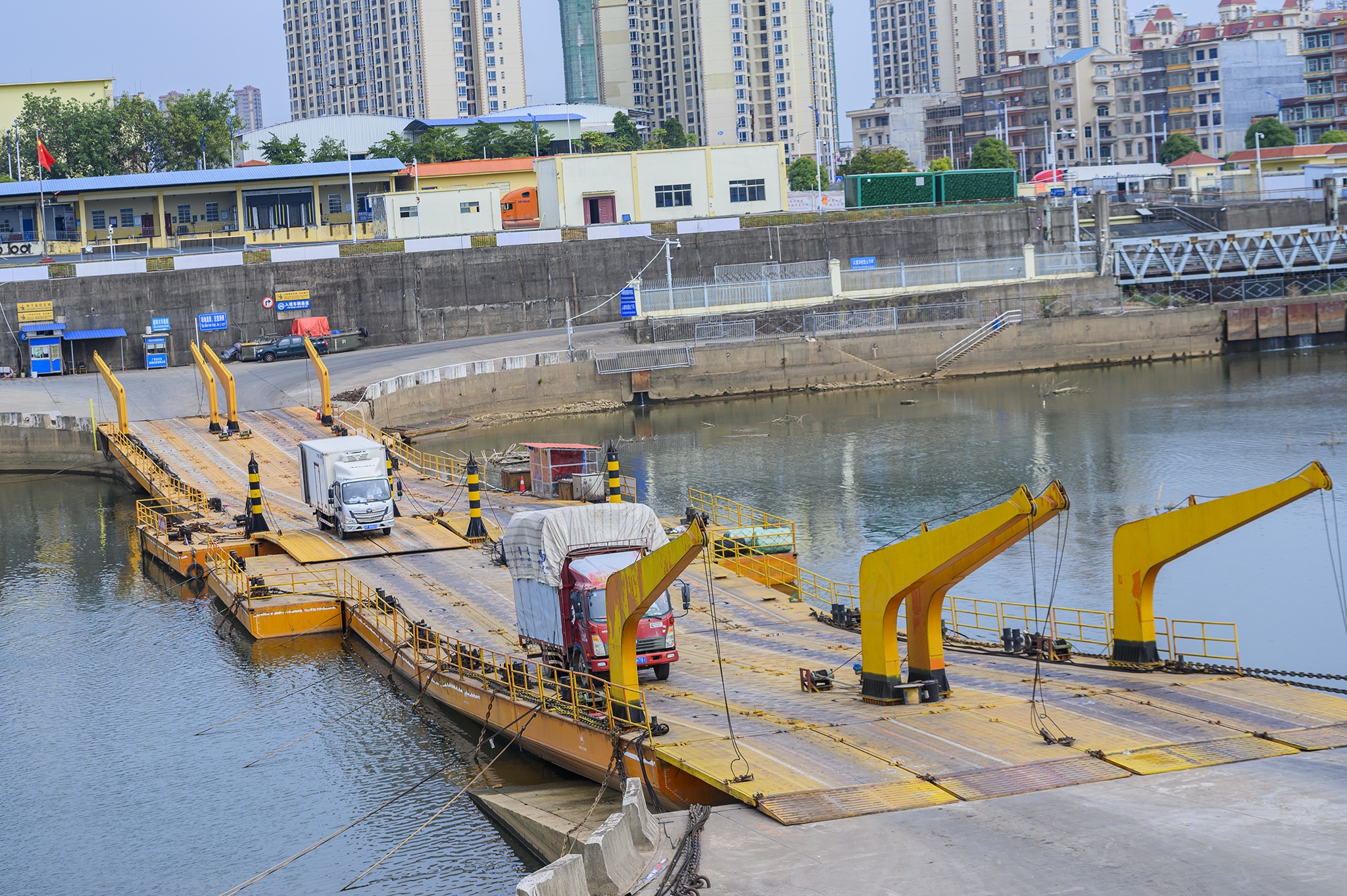 Tam dung hoat dong cua khau duong thuy o Mong Cai hinh anh