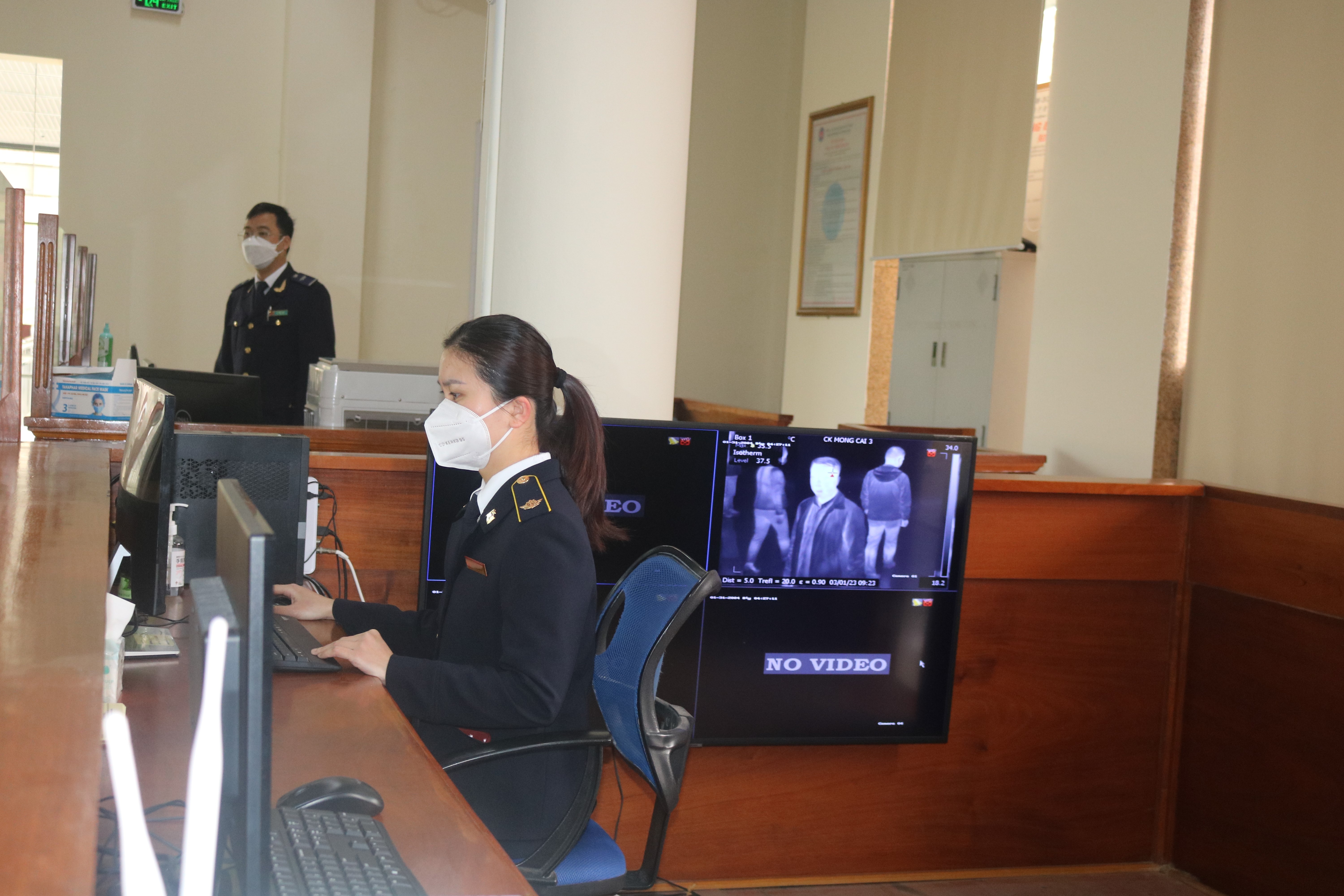 Mong Cai,  Quang Ninh,  cua khau,  du lich,  xuat nhap canh anh 2