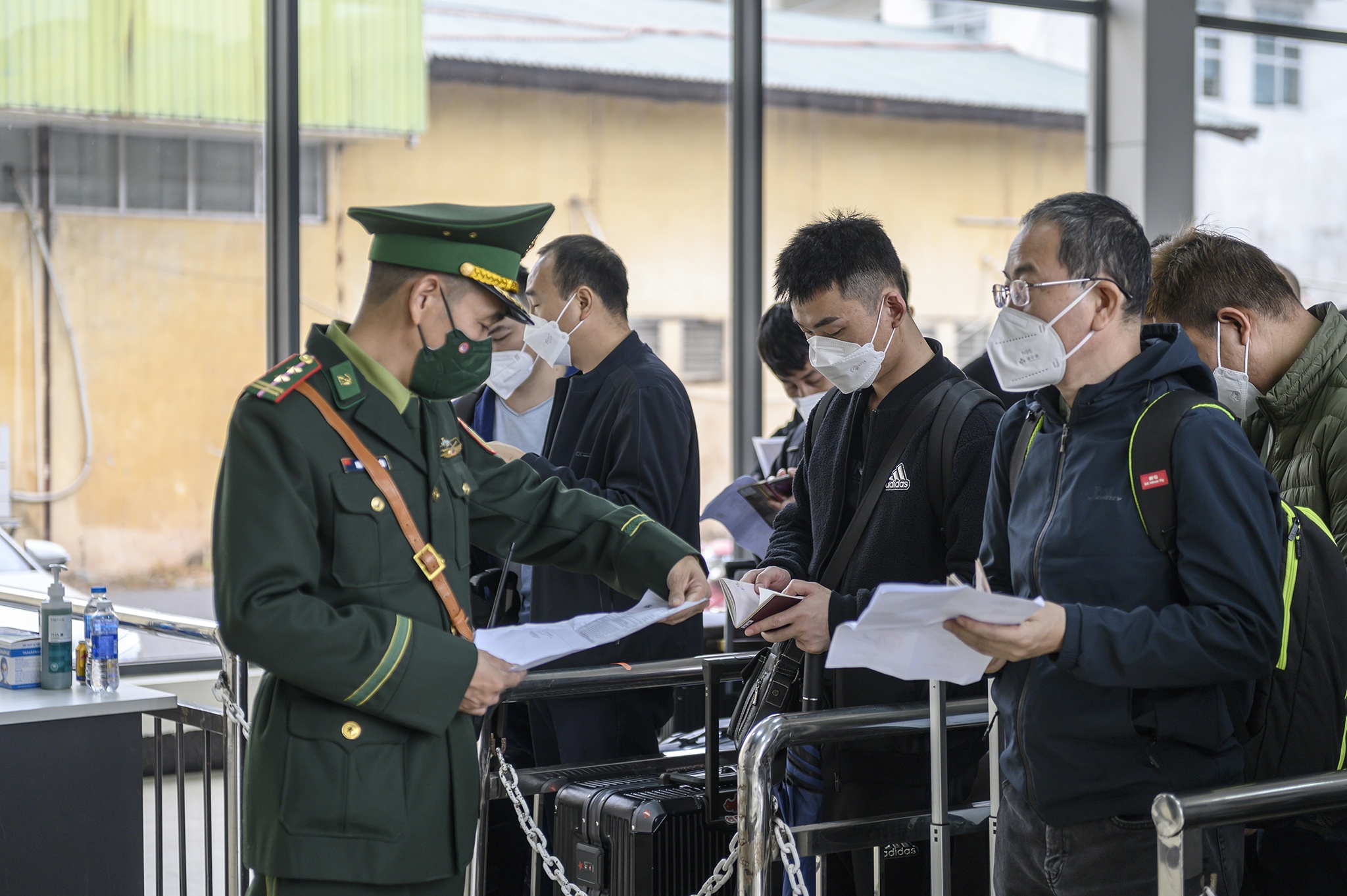 Trung Quoc,  Viet Nam,  Mong Cai,  cua khau Mong Cai,  xuat nhap canh anh 14