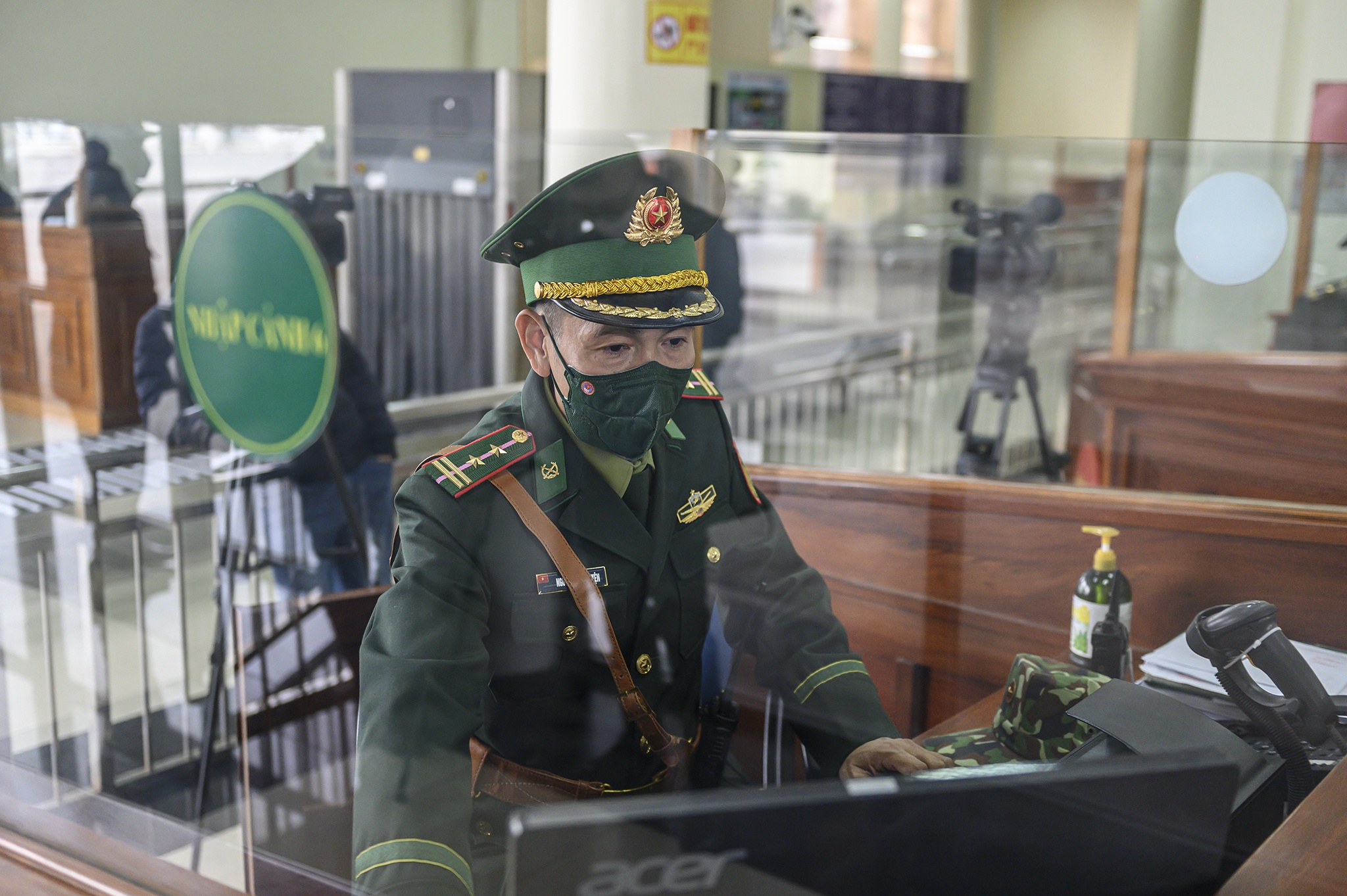 Trung Quoc,  Viet Nam,  Mong Cai,  cua khau Mong Cai,  xuat nhap canh anh 12