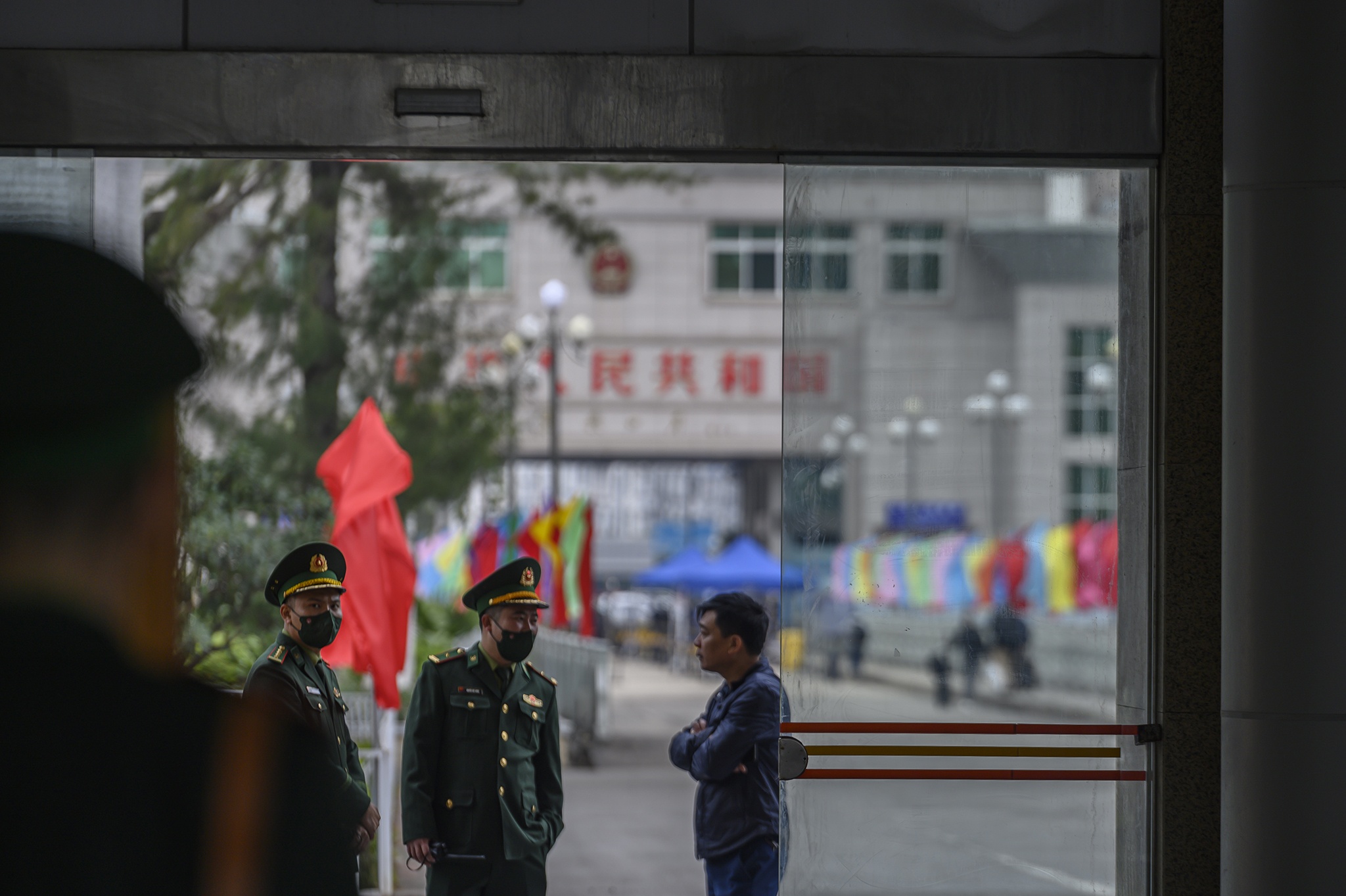 Trung Quoc,  Viet Nam,  Mong Cai,  cua khau Mong Cai,  xuat nhap canh anh 2