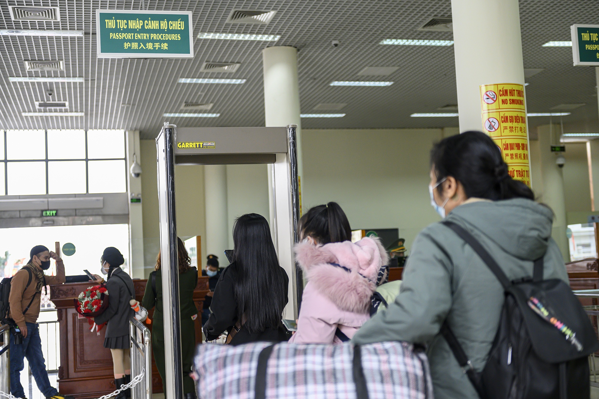 Trung Quoc,  Viet Nam,  Mong Cai,  cua khau Mong Cai,  xuat nhap canh anh 9