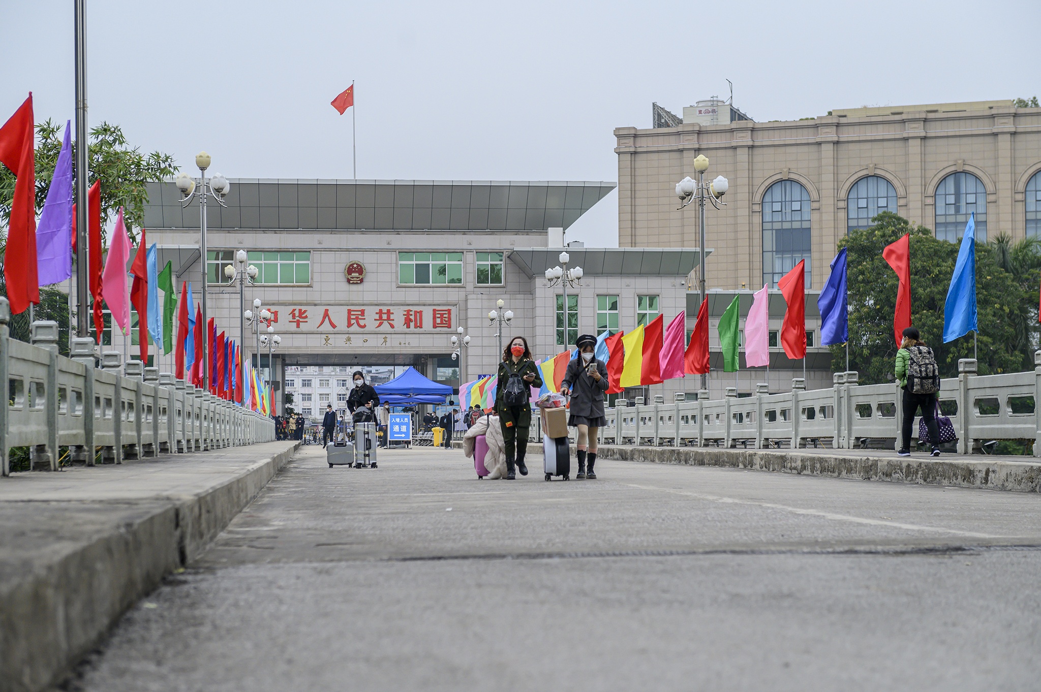 Trung Quoc,  Viet Nam,  Mong Cai,  cua khau Mong Cai,  xuat nhap canh anh 10