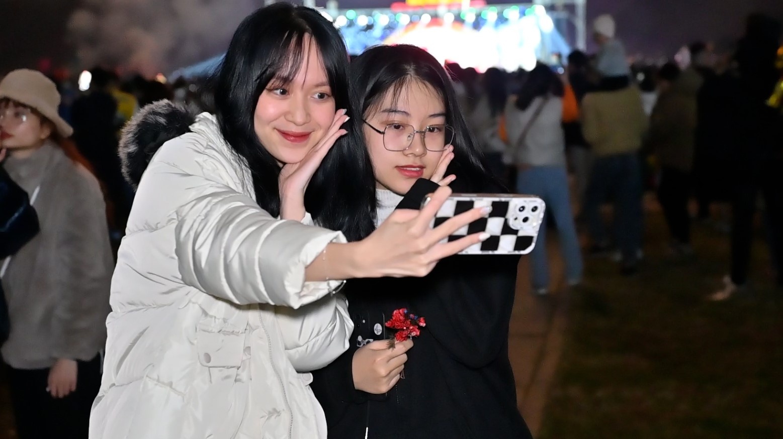 Nguoi Quang Ninh do ve trung tam xem ban phao hoa tam cao hinh anh