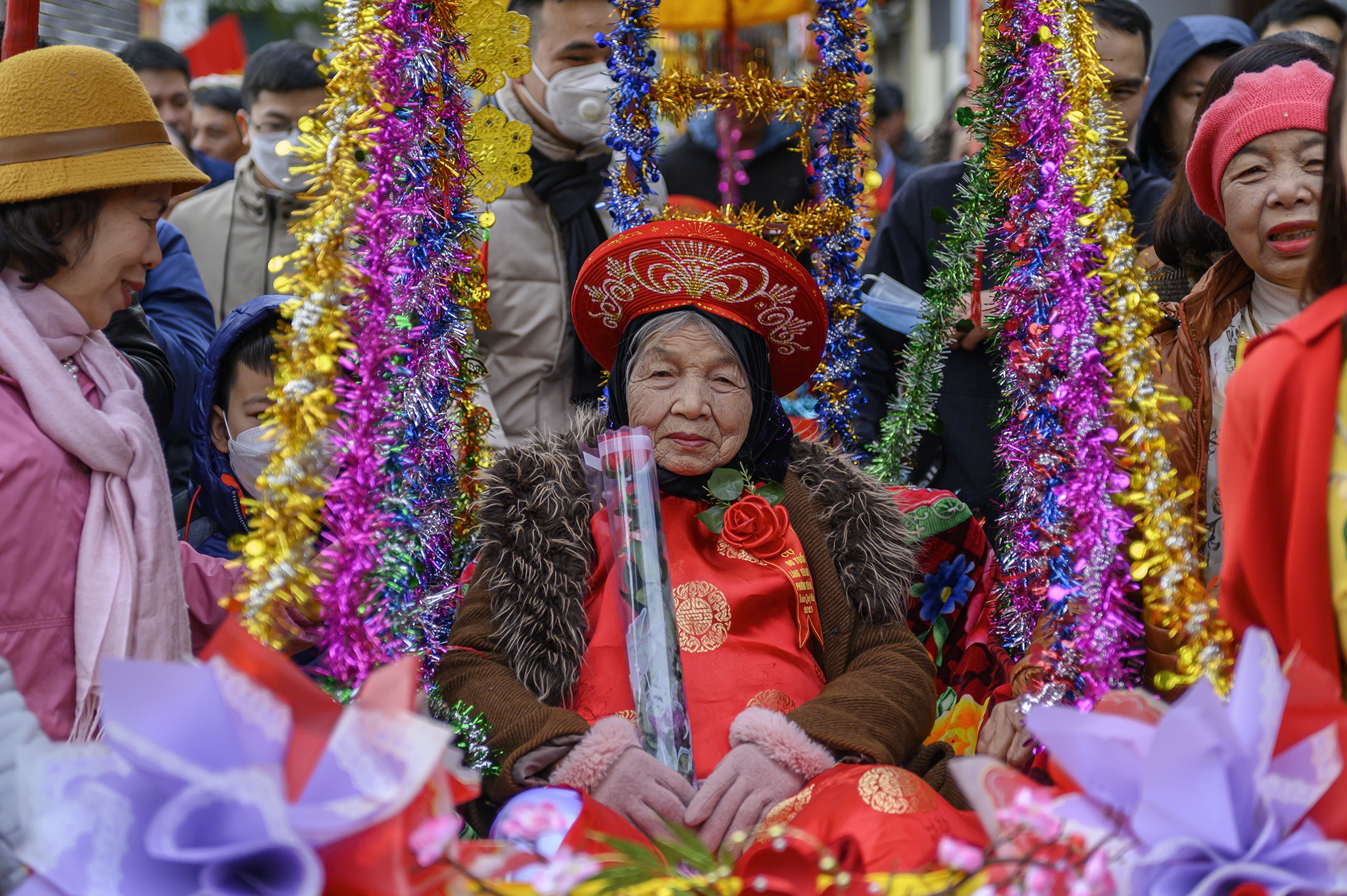 Con chau ruoc cu ba 90 tuoi tham du le hoi Tien Cong hinh anh