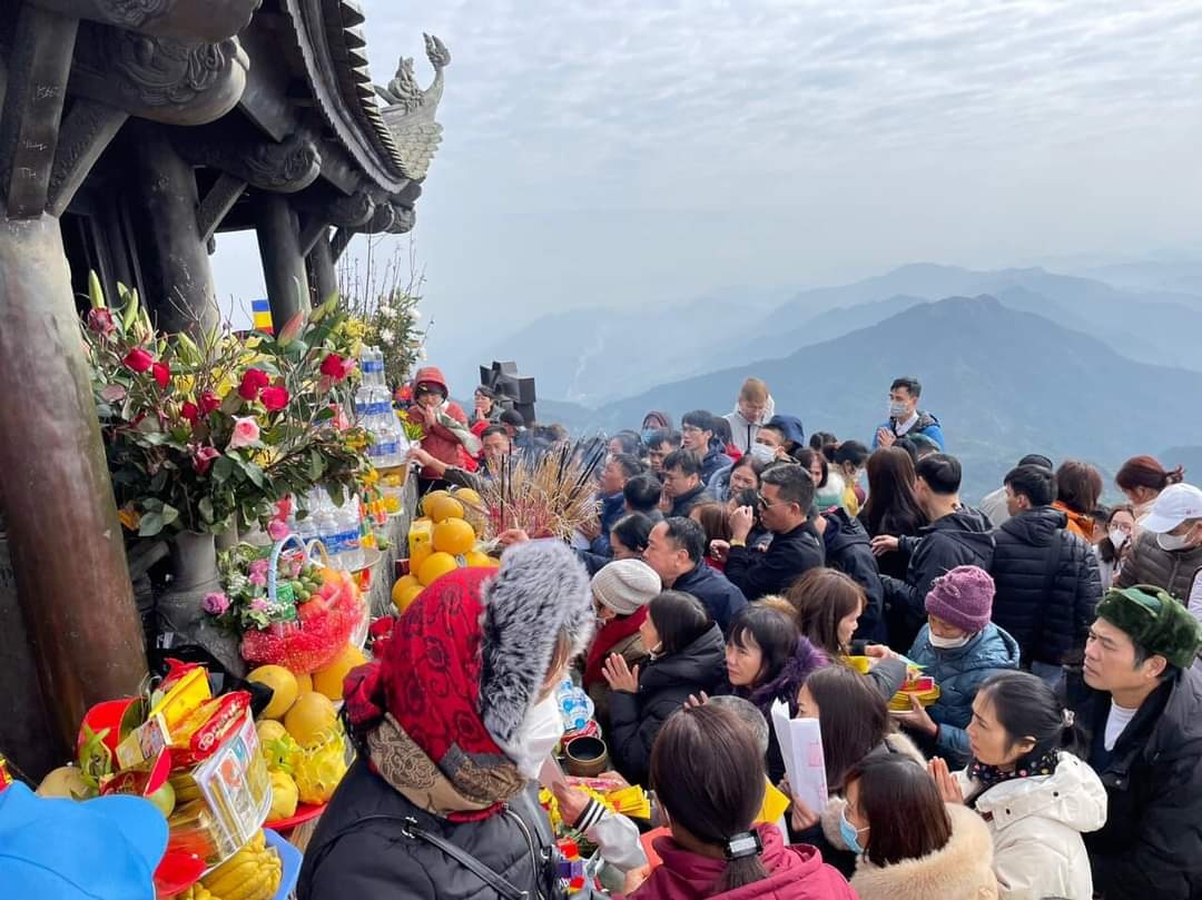 Hon 40.000 khach hanh huong Yen Tu hai ngay cuoi tuan hinh anh