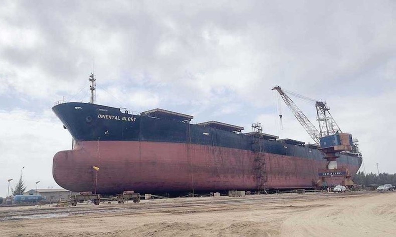 Cong nhan sua chua bat can khien tau hang phat no, 8 nguoi bi thuong hinh anh