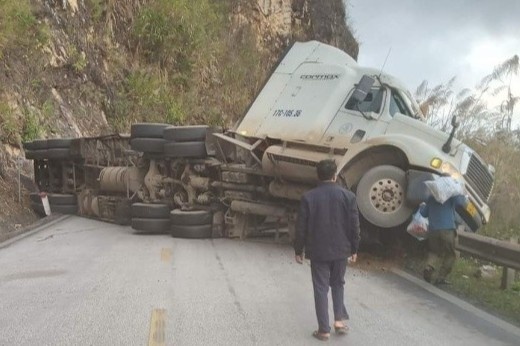 Dam vao vach nui, xe dau keo lat chan ngang quoc lo hinh anh