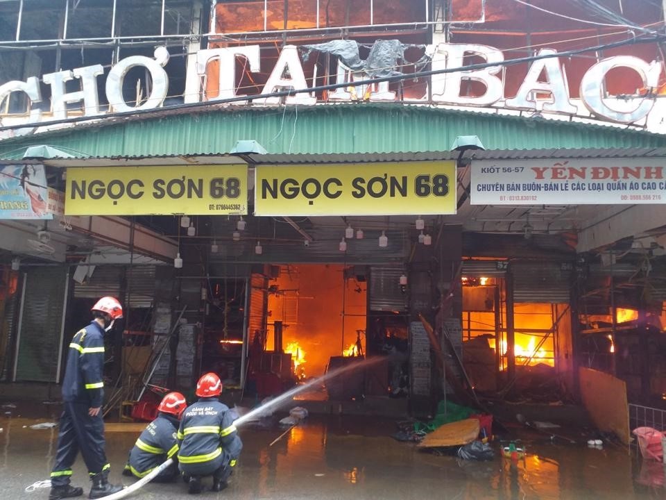 20 xe cuu hoa khong che dam chay cho Tam Bac hinh anh