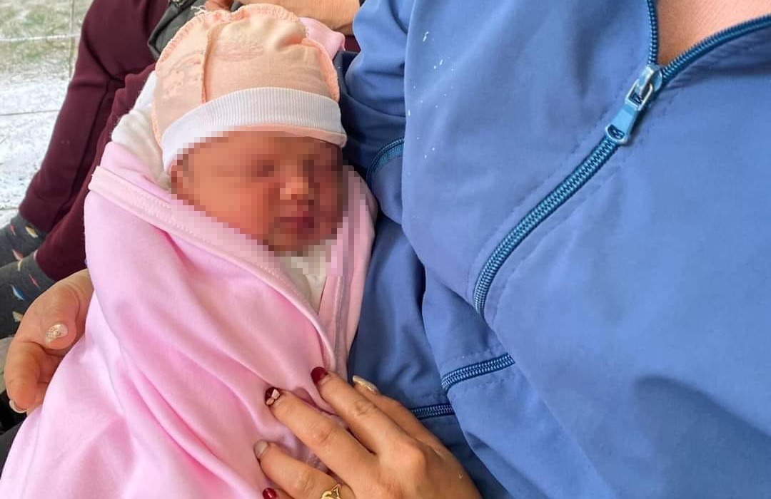 Be gai so sinh bi bo roi o chan cau Hoa Binh hinh anh