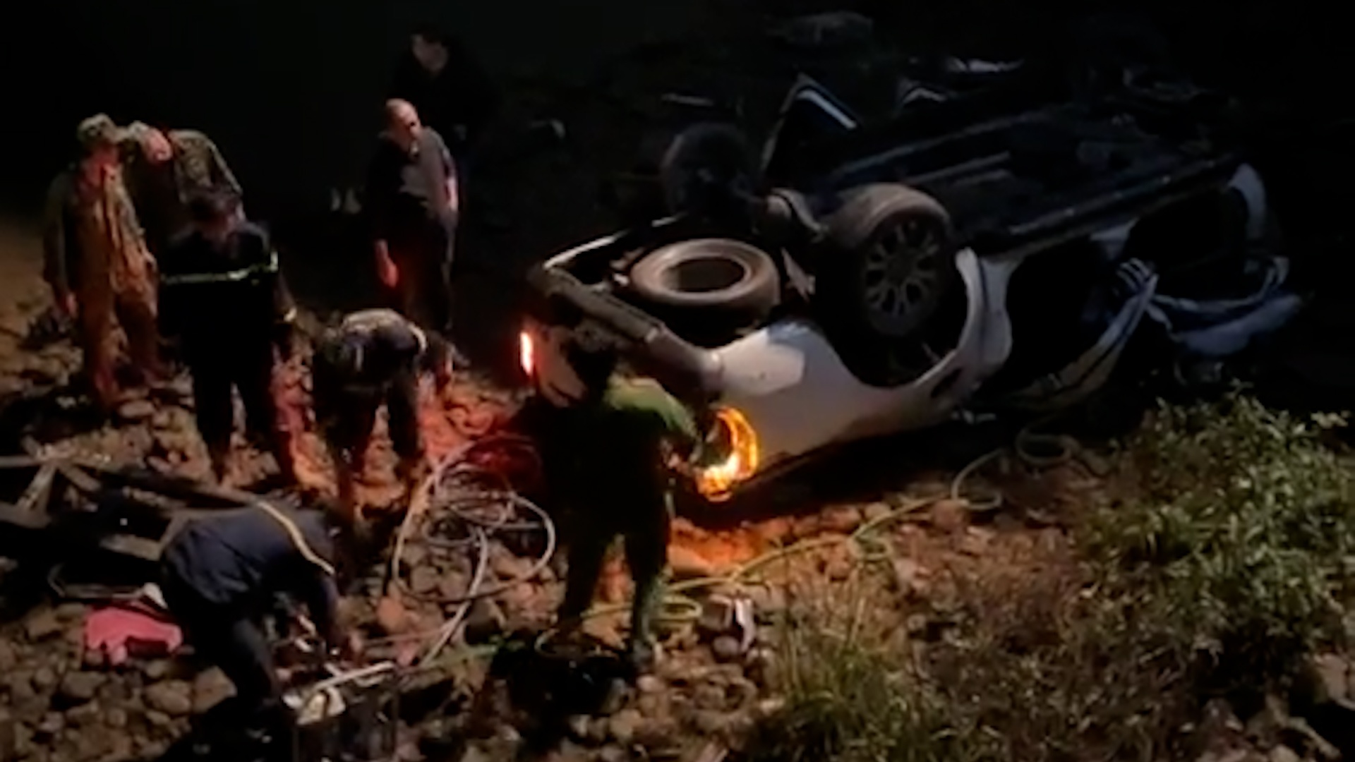 Canh sat pha cua, dua nguoi ra khoi xe ban tai roi xuong song Ka Long hinh anh