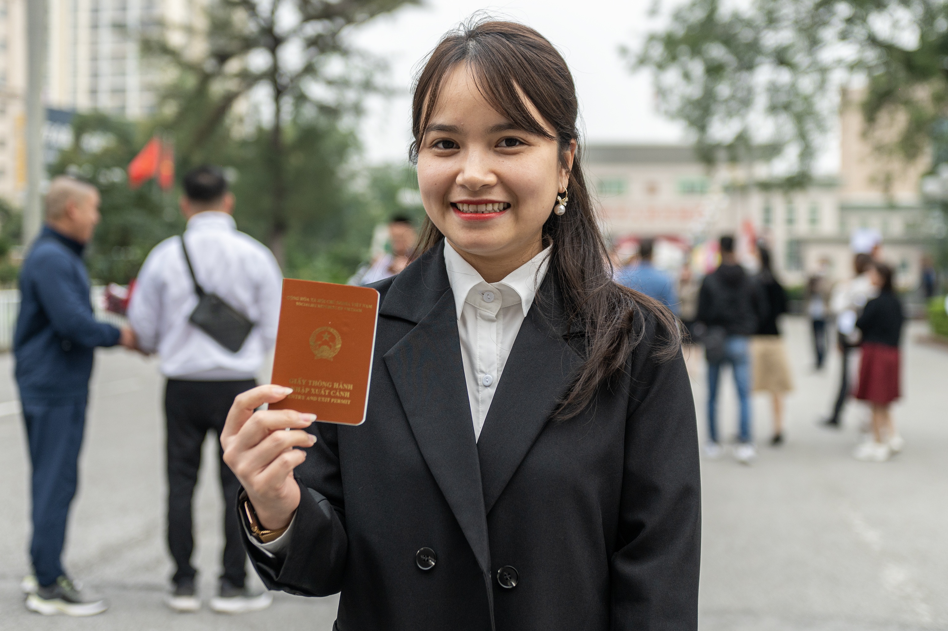 Nguoi dan duoc qua lai cua khau Mong Cai sau 3 nam gian doan hinh anh