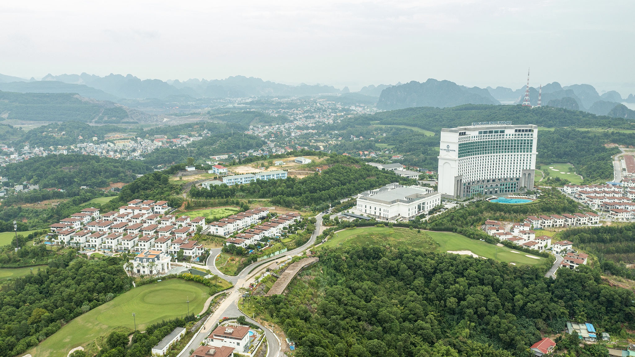 Khai thac nuoc ngam de tuoi co san golf, FLC bi truy thu hon 8 ty hinh anh