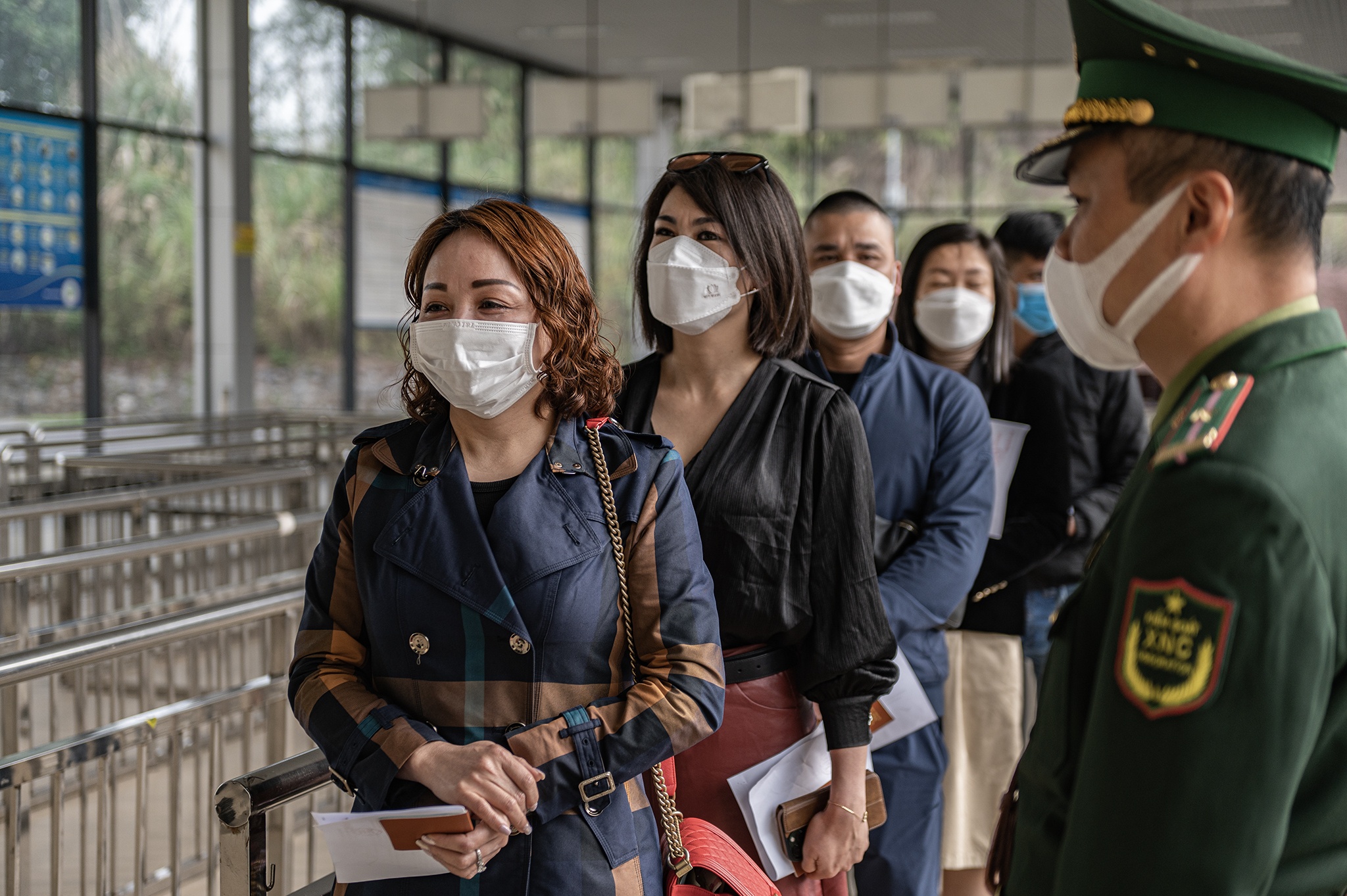 Gan 2.500 nguoi xuat nhap canh qua cua khau Mong Cai hinh anh