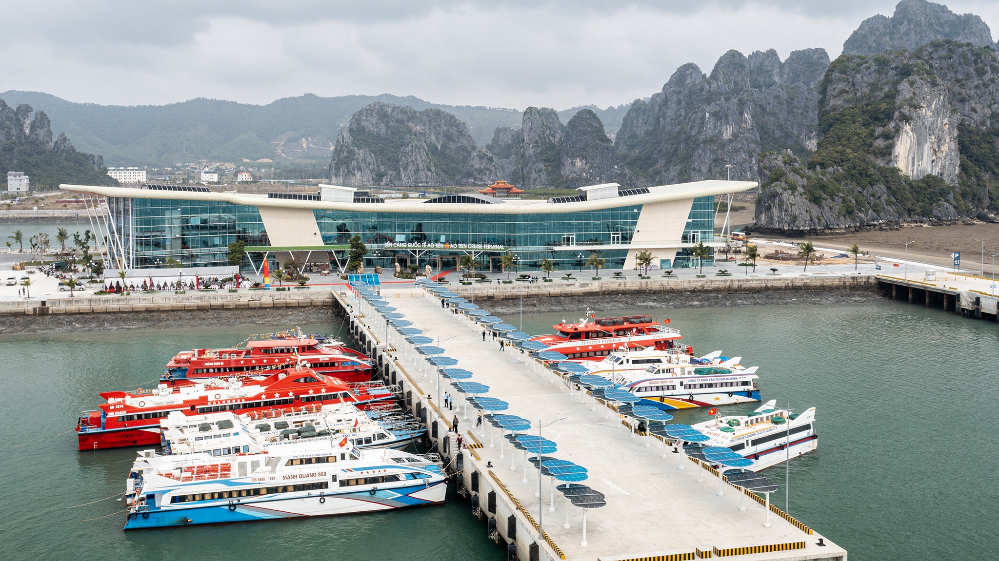 Chenh lech do cao lon, tau co nho kho cap ben cang Ao Tien hinh anh